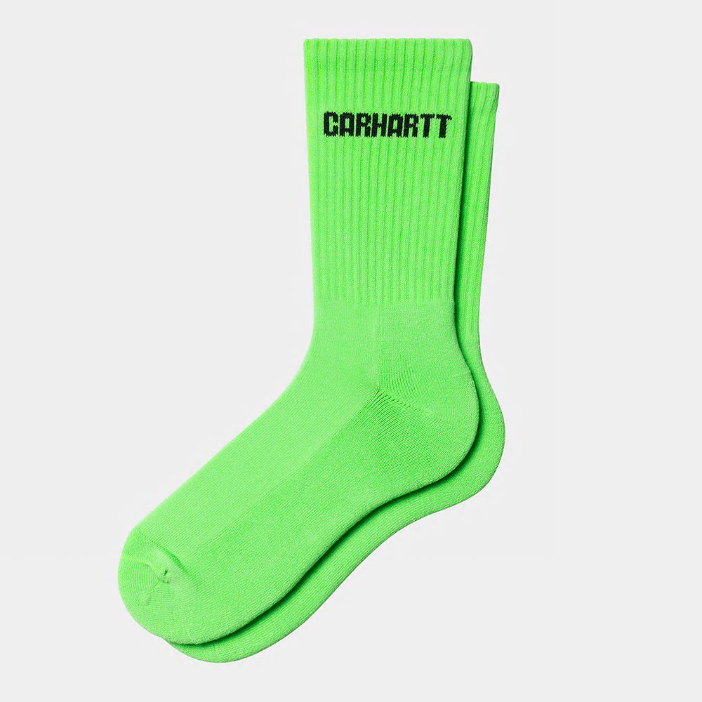 "Carhartt WIP Industry Socks – Lumo Green / Black. Leuchtend grüne Socken aus Baumwollmischung mit schwarzem Zehen-/Fersenbereich und Carhartt WIP Logo."
