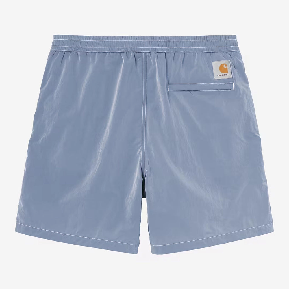 “Carhartt WIP Canby Swim Trunks in Gentle Blue Hellblau mit weißem Logo-Schriftzug, lässige Badehose mit Mesh-Innentasche bei Stickabush Berlin.“ 
