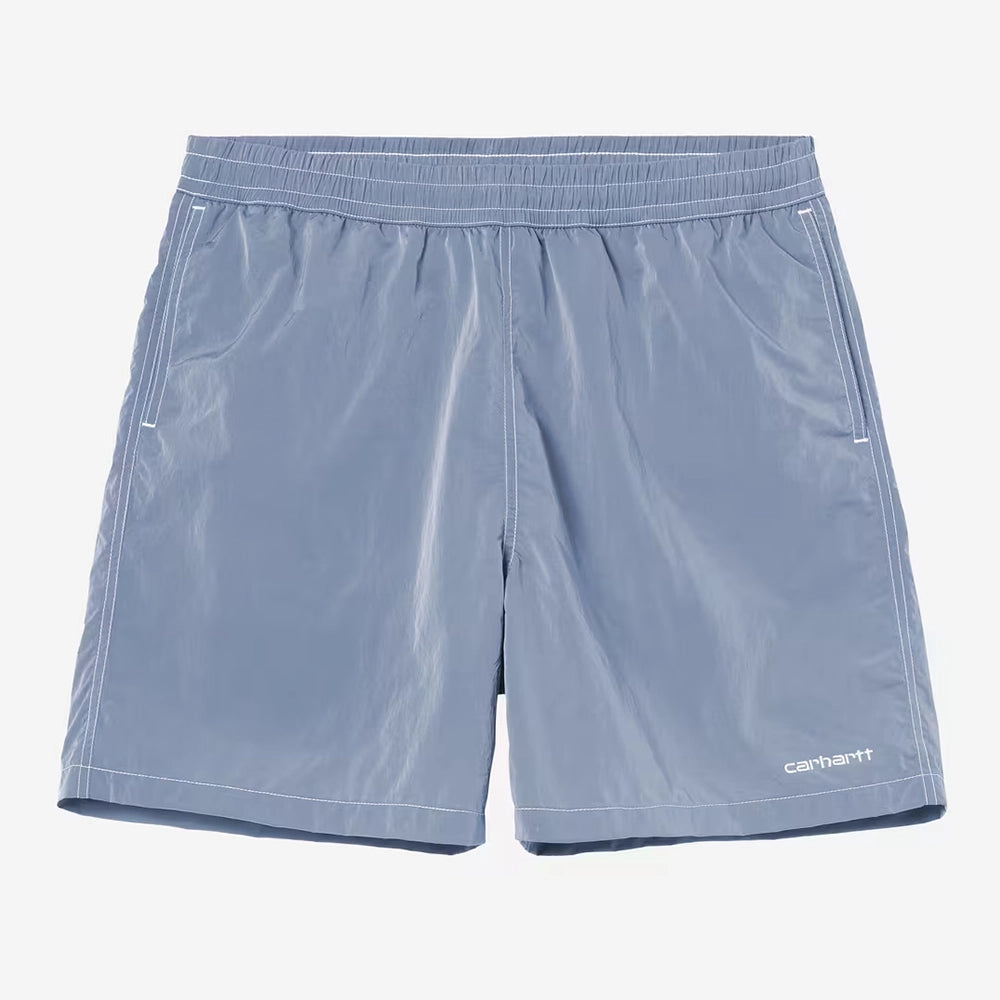“Carhartt WIP Canby Swim Trunks in Gentle Blue Hellblau mit weißem Logo-Schriftzug, lässige Badehose mit Mesh-Innentasche bei Stickabush Berlin.“ 