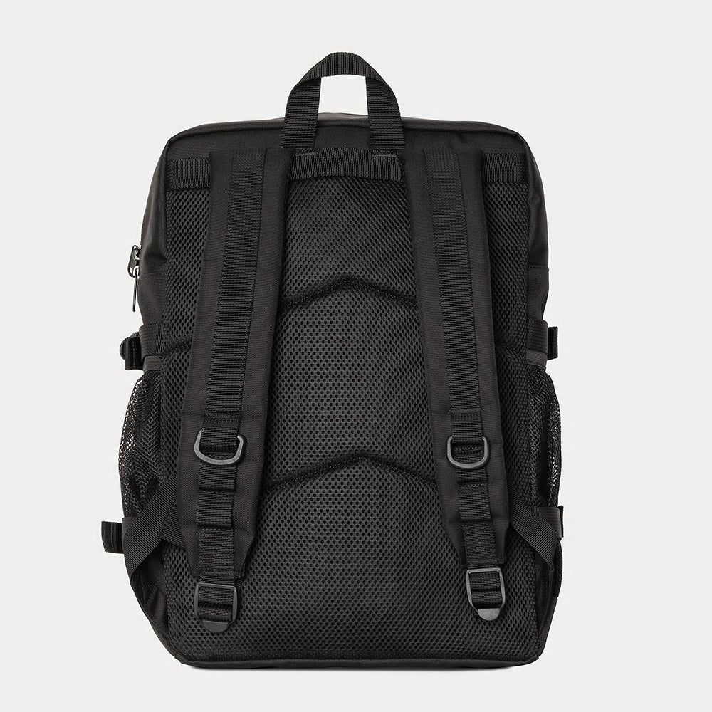 “Schwarzer Carhartt WIP Jakob Backpack aus recyceltem Canvas mit Square Label, Laptop-Fach und gepolsterten Schultergurten bei Stickabush Berlin.“