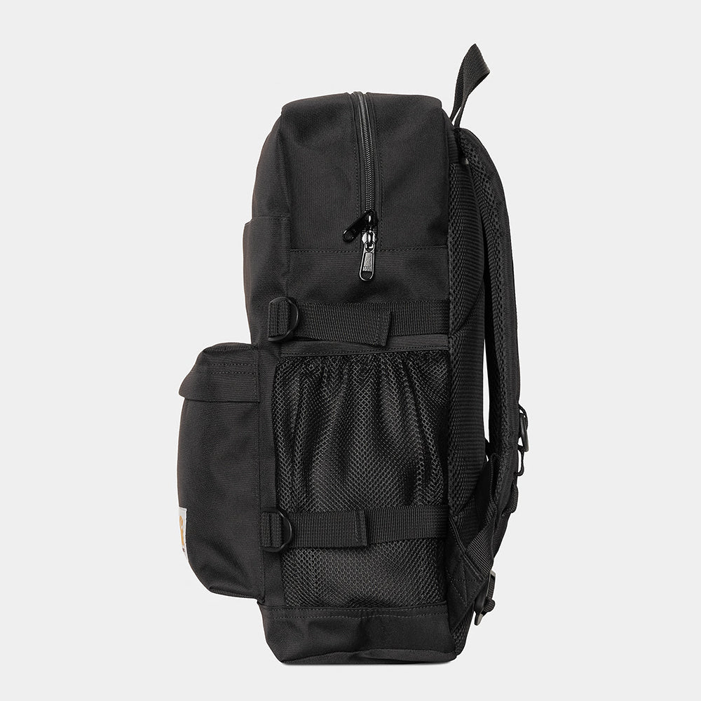 “Schwarzer Carhartt WIP Jakob Backpack aus recyceltem Canvas mit Square Label, Laptop-Fach und gepolsterten Schultergurten bei Stickabush Berlin.“