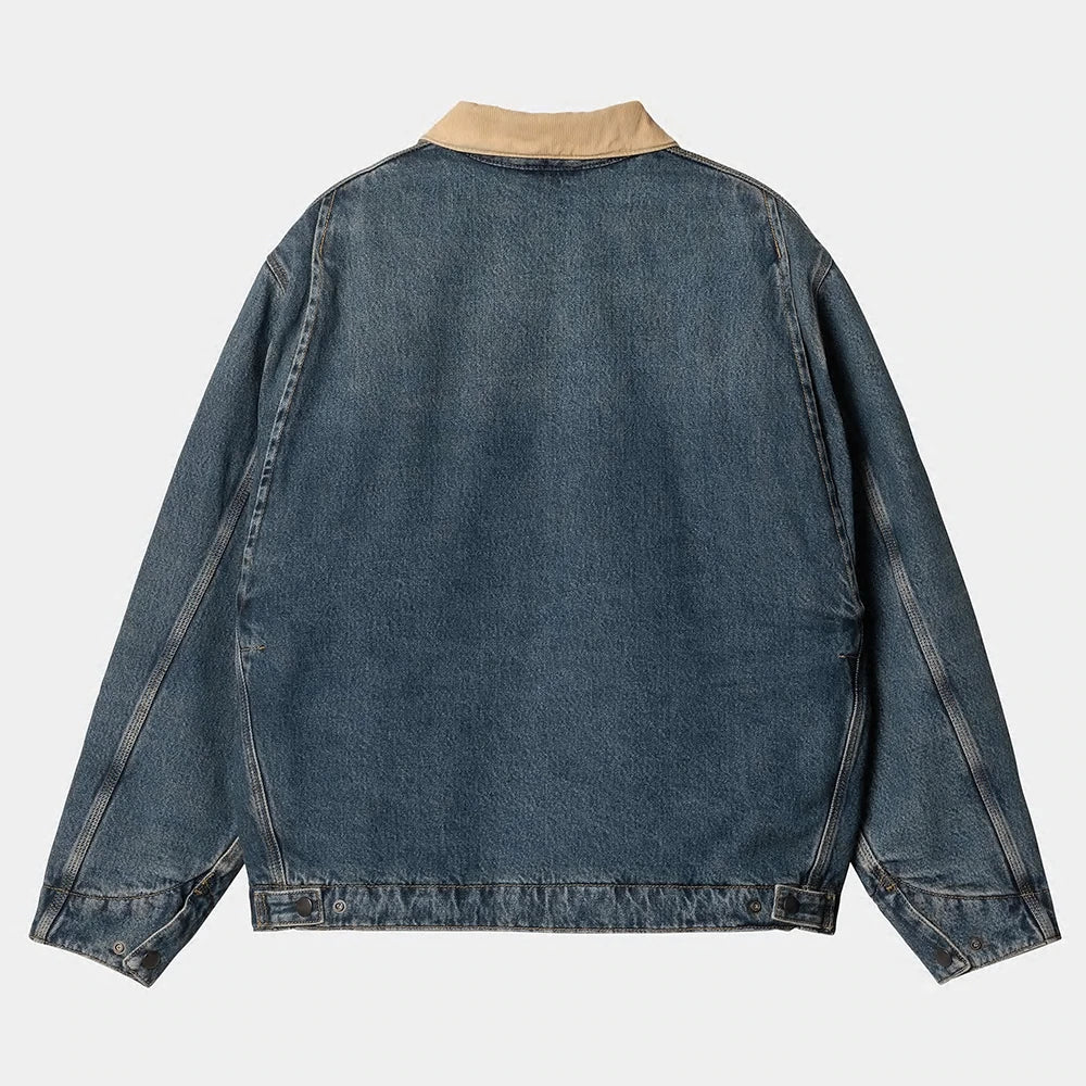 "Carhartt Detroit Jacket Denim: Robuste, stylische Jeansjacke mit klassischem Schnitt und langlebigem Material bei Stickabush Berlin.“