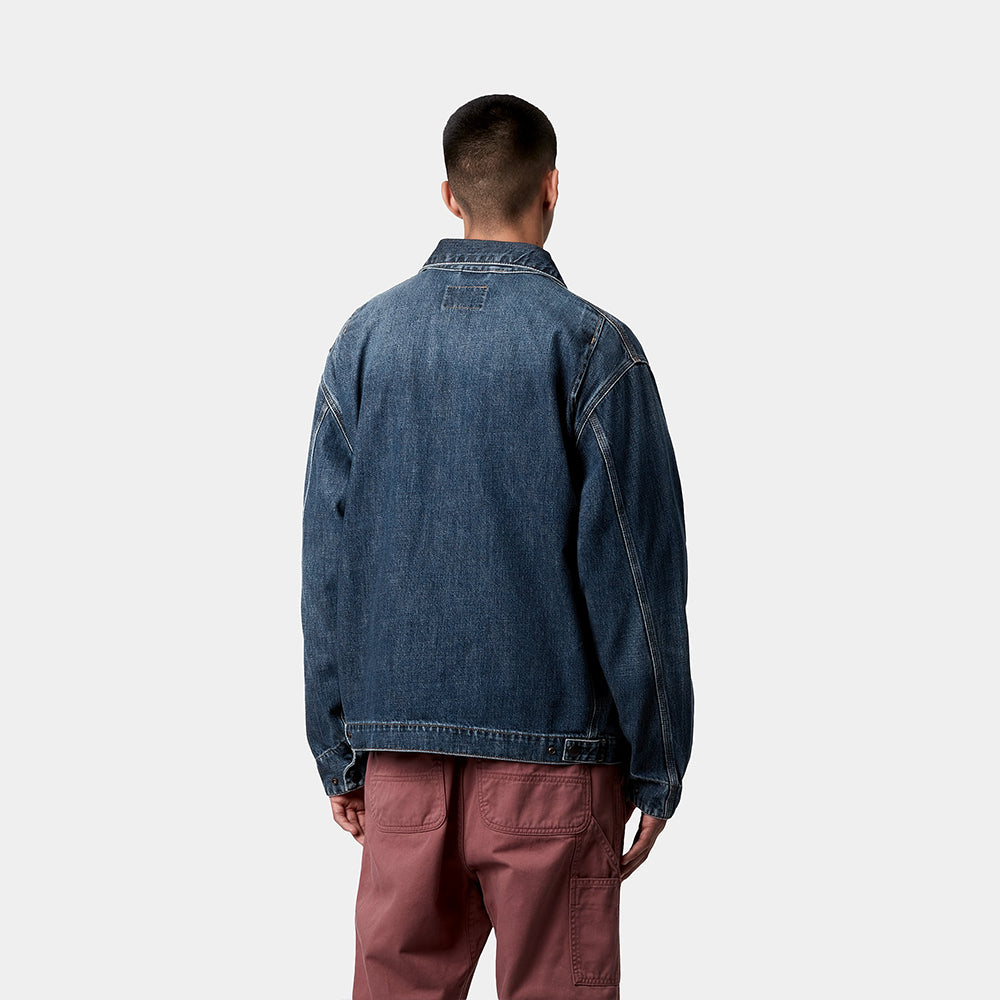"Carhartt OG Detroit Jacket in Dunkelblau (dark used wash), I034870_01_4L, Baumwoll-Denim, klassische Arbeitsjacke, gebleichter Vintage-Look bei Stickabush Berlin.“