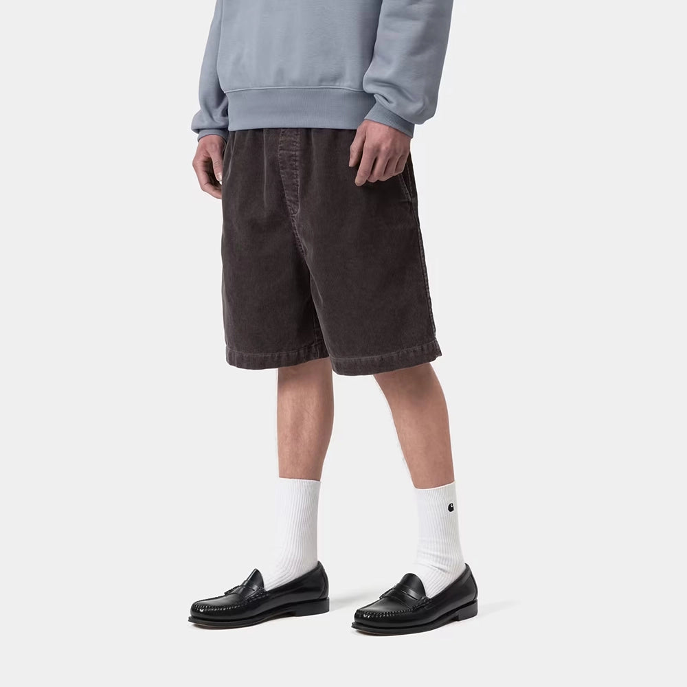 “Carhartt WIP Reynold Short für Herren aus dunkelbraunem Corduroy (Shale), lockere Passform, Rückansicht mit Square-Label bei Stickabush.“