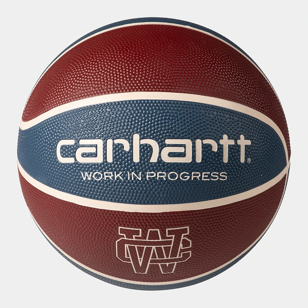 “Der Carhartt Work in Progress Spalding Basketball hat ein dreifarbiges Design in RubberMulberry, Dusky Blue und Naturel. Er zeigt das Spalding-Logo, CARHARTT WIP ATHLETIC DEPT. und Best In Class, mit einer stilisierten Figur und Sternen - perfekt für Carhartt WIP-Fans.“
