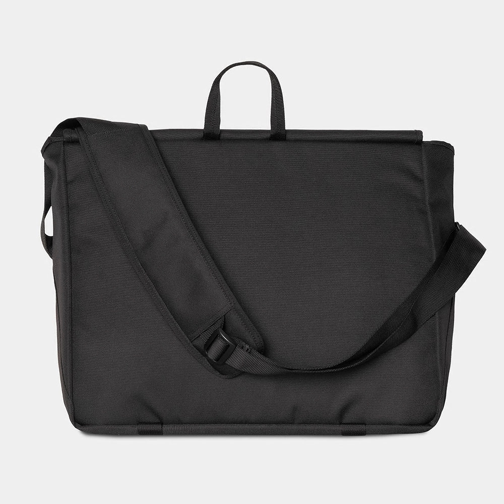 Carhartt WIP Jake Messenger Bag – Black. Schwarze Umhängetasche aus Polyester-Duck-Canvas, mit Klappe, Reißverschluss und Carhartt WIP Square Label auf der Vorderseite.