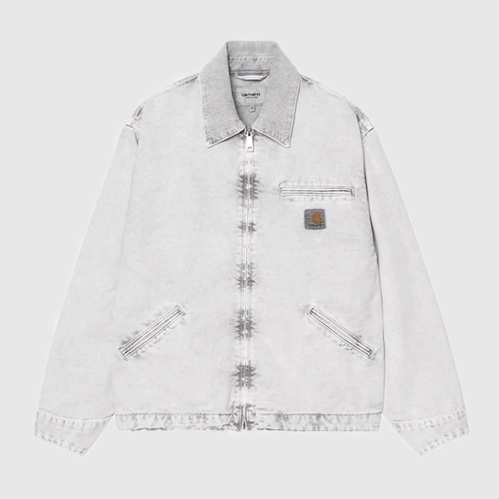 "Carhartt WIP OG Detroit Jacket – Black. Schwarze, verwaschene Jacke aus robustem Canvas, mit Kragen, Reißverschluss, Brusttasche und gewebtem Logo-Label."