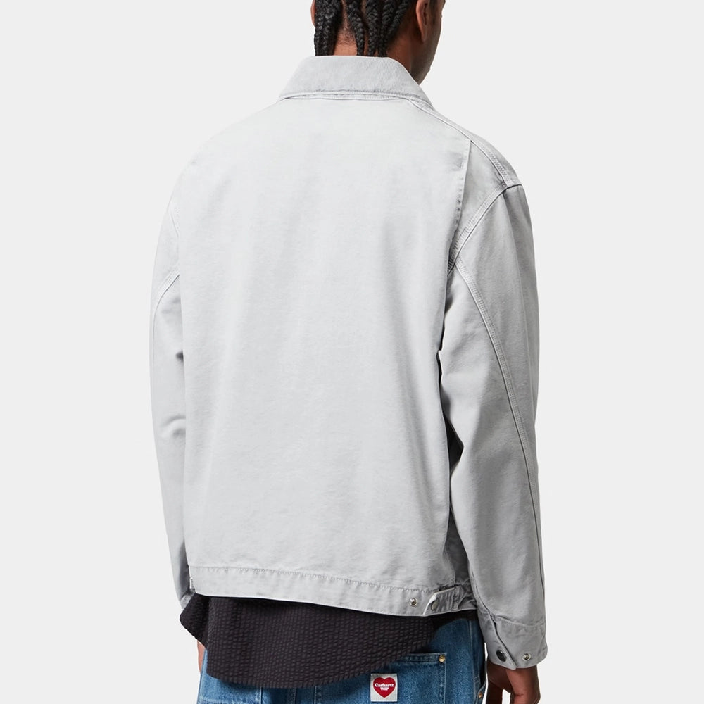 "Carhartt WIP OG Detroit Jacket – Black. Schwarze, verwaschene Jacke aus robustem Canvas, mit Kragen, Reißverschluss, Brusttasche und gewebtem Logo-Label."