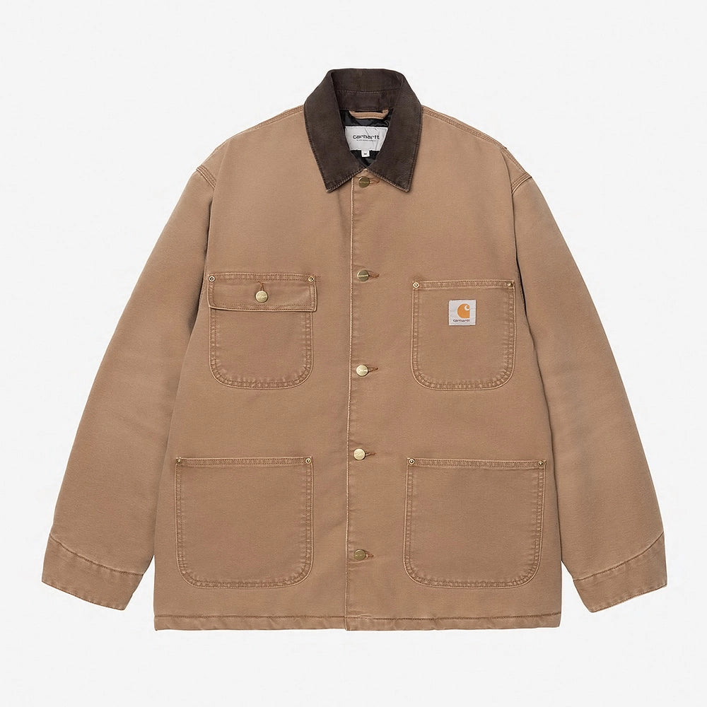 “Carhartt WIP OG Chore Coat – Hamilton Brown / Tobacco. Brauner Mantel aus robustem Canvas, mit Cordkragen, Knöpfen, vier Fronttaschen und Carhartt WIP Square Label auf der Brust.“

