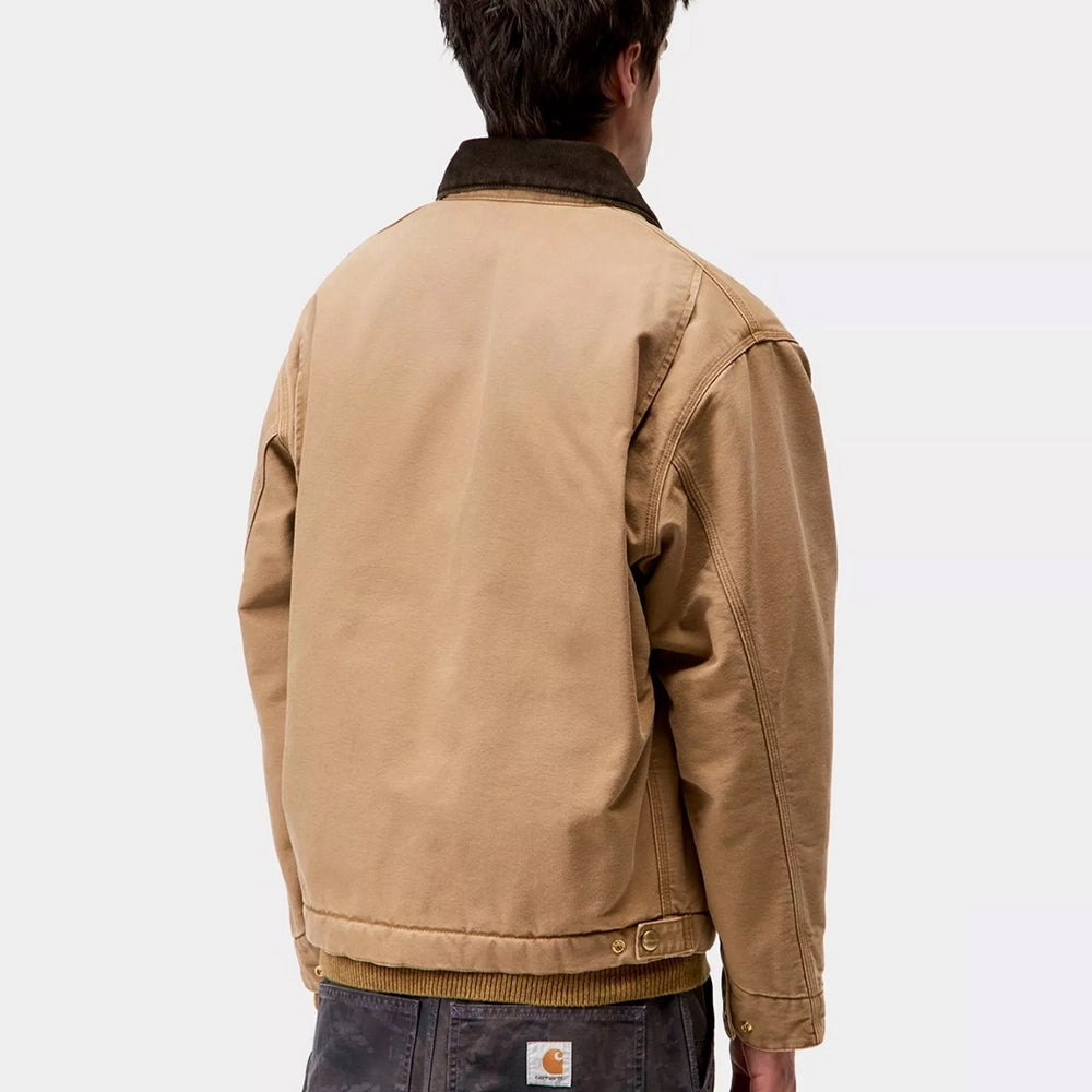 “Carhartt WIP OG Detroit Jacket – Hamilton Brown. Braune Jacke aus robustem Canvas, mit Cordkragen, Reißverschluss, Brusttasche und Carhartt WIP Square Label.“
