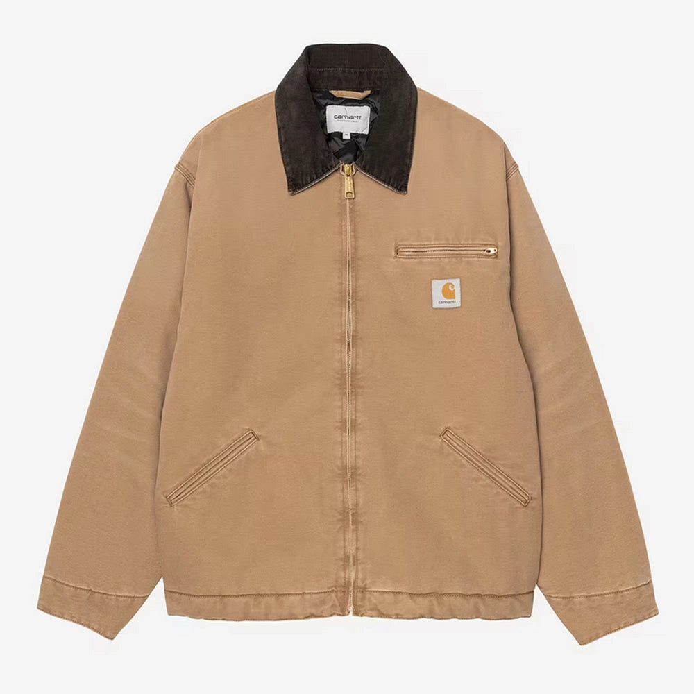 “Carhartt WIP OG Detroit Jacket – Hamilton Brown. Braune Jacke aus robustem Canvas, mit Cordkragen, Reißverschluss, Brusttasche und Carhartt WIP Square Label.“