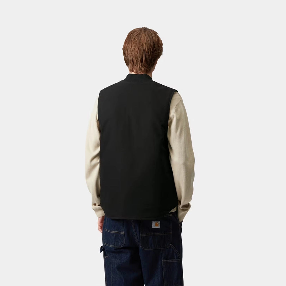 “Carhartt WIP Classic Vest in Black (Rigid) Dearborn Canvas mit Kängurutaschen und Marken-Patch jetzt bei STICKABUSH.“