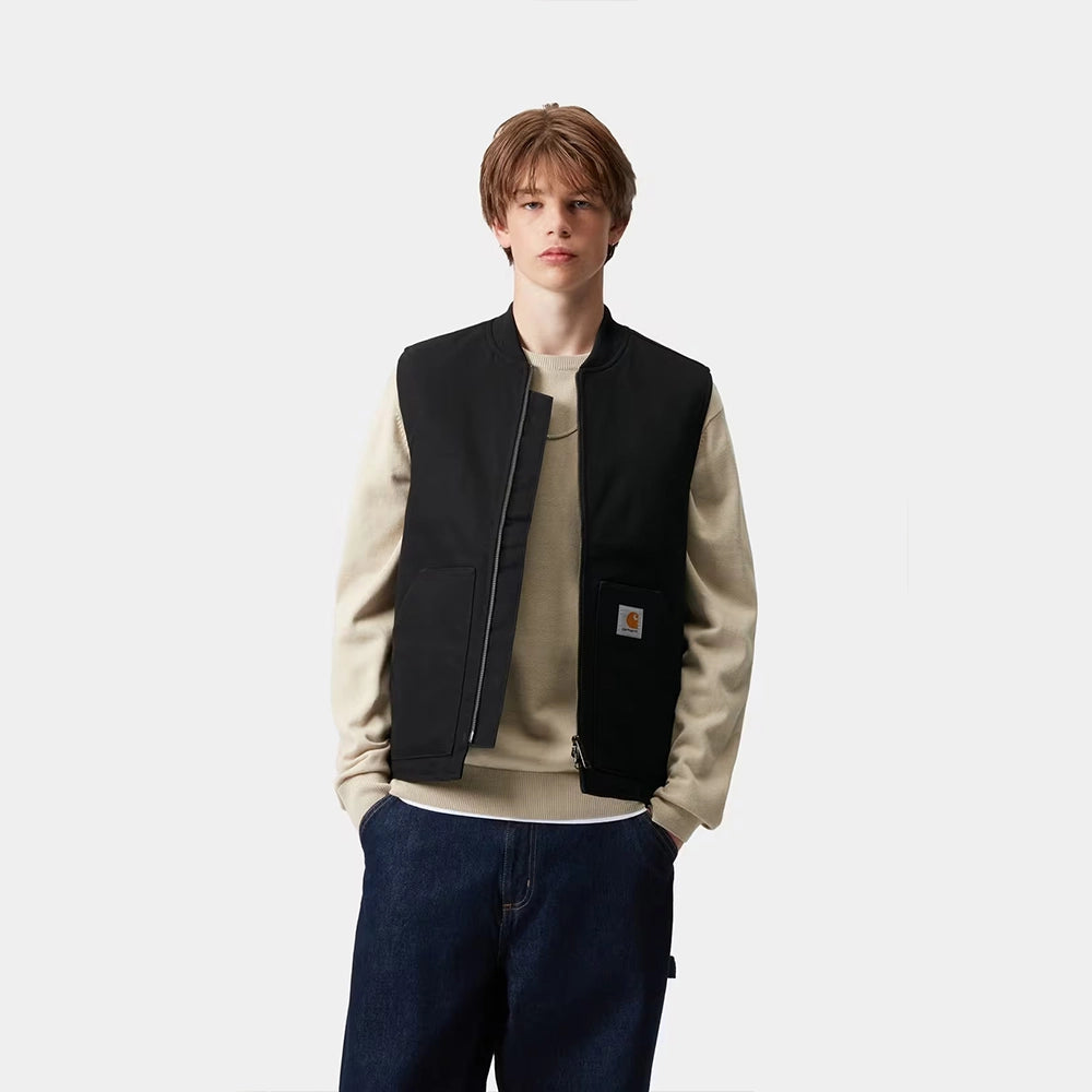 “Carhartt WIP Classic Vest in Black (Rigid) Dearborn Canvas mit Kängurutaschen und Marken-Patch jetzt bei STICKABUSH.“