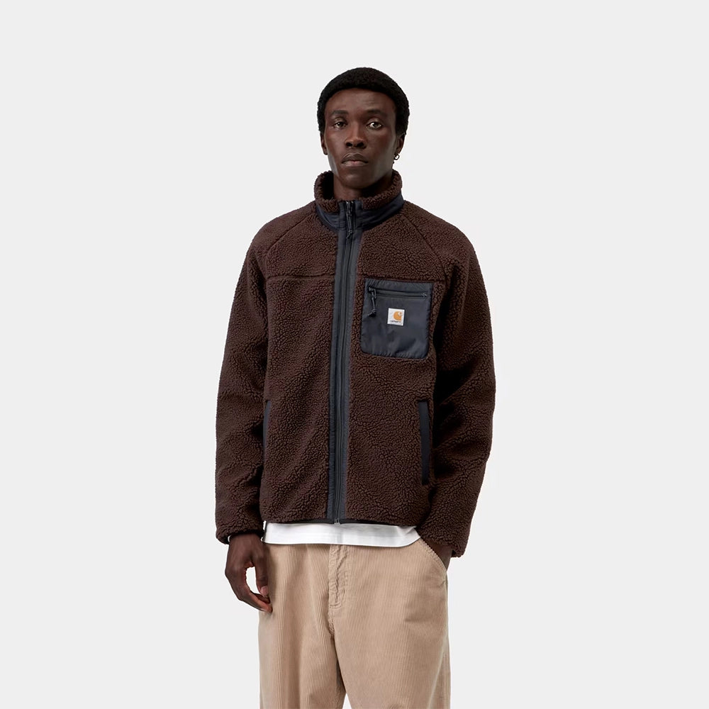 Carhartt WIP Prentis Liner in Palisander / Black – Vorderansicht am Model der braunen Fleece-Jacke für Herren mit schwarzen Nylon-Akzenten und Quadrat-Logo.
