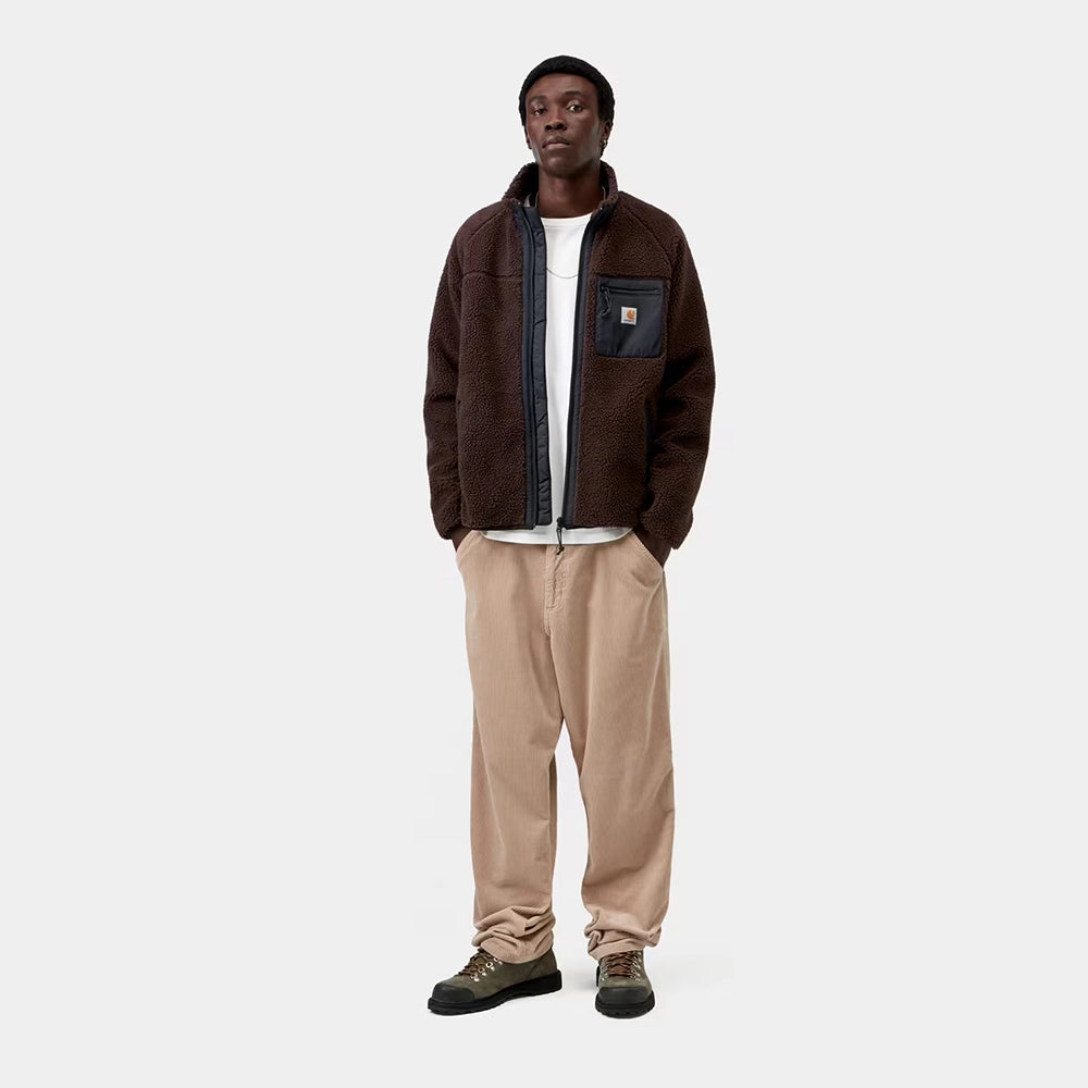 Carhartt WIP Prentis Liner in Palisander / Black – Vorderansicht Outfit am Model der braunen Fleece-Jacke für Herren mit schwarzen Nylon-Akzenten und Quadrat-Logo.