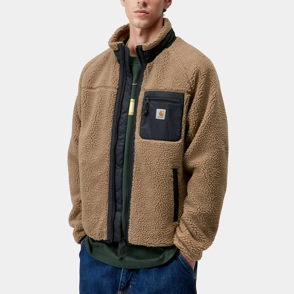 "Carhartt WIP Prentis Liner in Lederbraun und Schwarz. Kuschelige Fleece-Jacke mit Nylon-Kontrastdetails und Square Label Logo."
