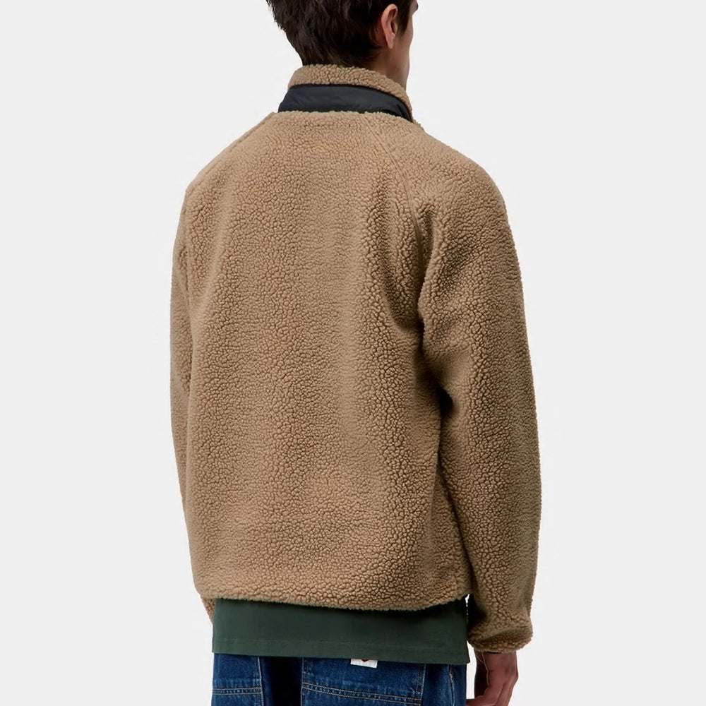 "Carhartt WIP Prentis Liner in Lederbraun und Schwarz. Kuschelige Fleece-Jacke mit Nylon-Kontrastdetails und Square Label Logo."
