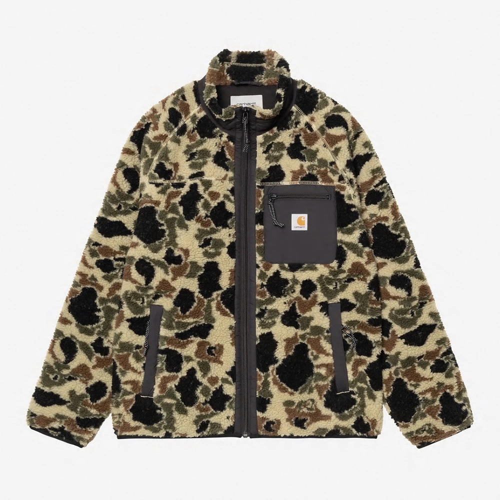 "Beige farbene Fleece-Jacke mit schwarz, grün und braunem Camouflage-Muster. Sie hat eine Nylon-Brusttasche mit Reißverschluss und das Carhartt-Logo.“
