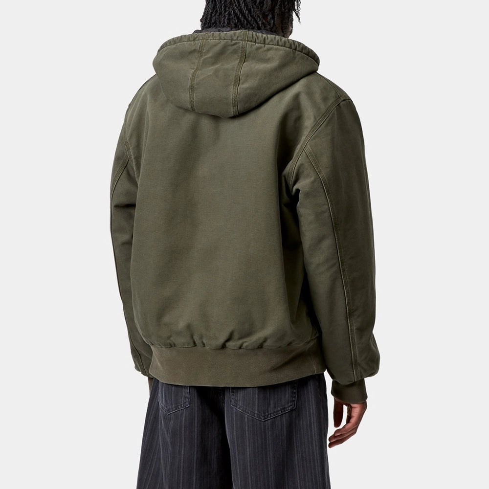 “Carhartt WIP OG Active Jacket in Olive. Stone Washed Canvas Jacke mit Kapuze, gestepptem Futter und Kängurutasche bei Stickabush Berlin.“