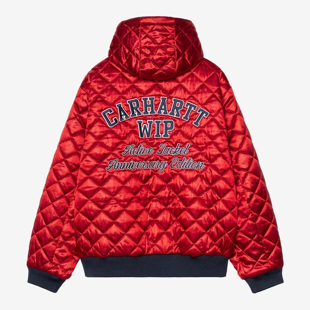 „Carhartt WIP 50 Years Anniversary OG Active Jacket in Denim Blue, stone-bleached Denim, mit USA Red Innenfutter und Kapuze.“