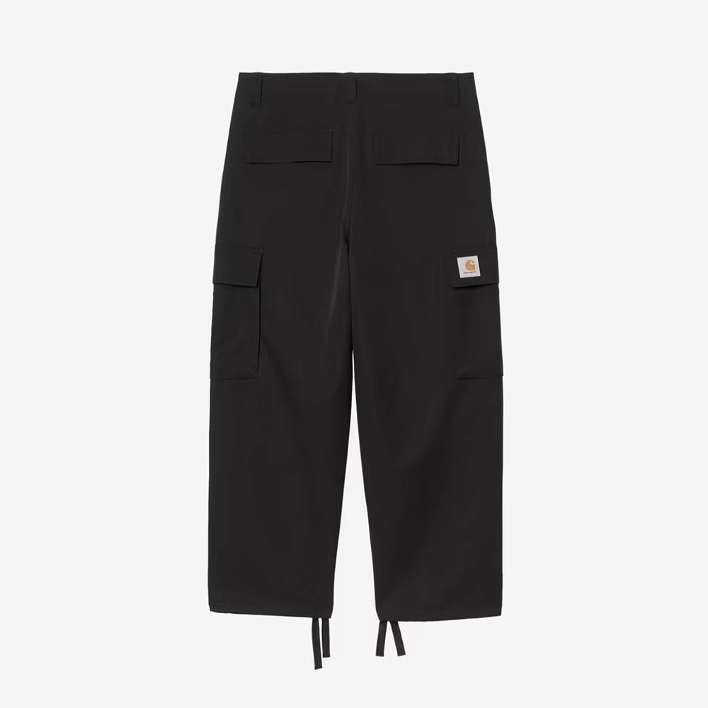 "Carhartt WIP Kade Cargo Pant Black – Hinteransicht der robusten Ripstop-Gewebe-Struktur und der funktionalen Beintaschen bei Stickabush Berlin.“