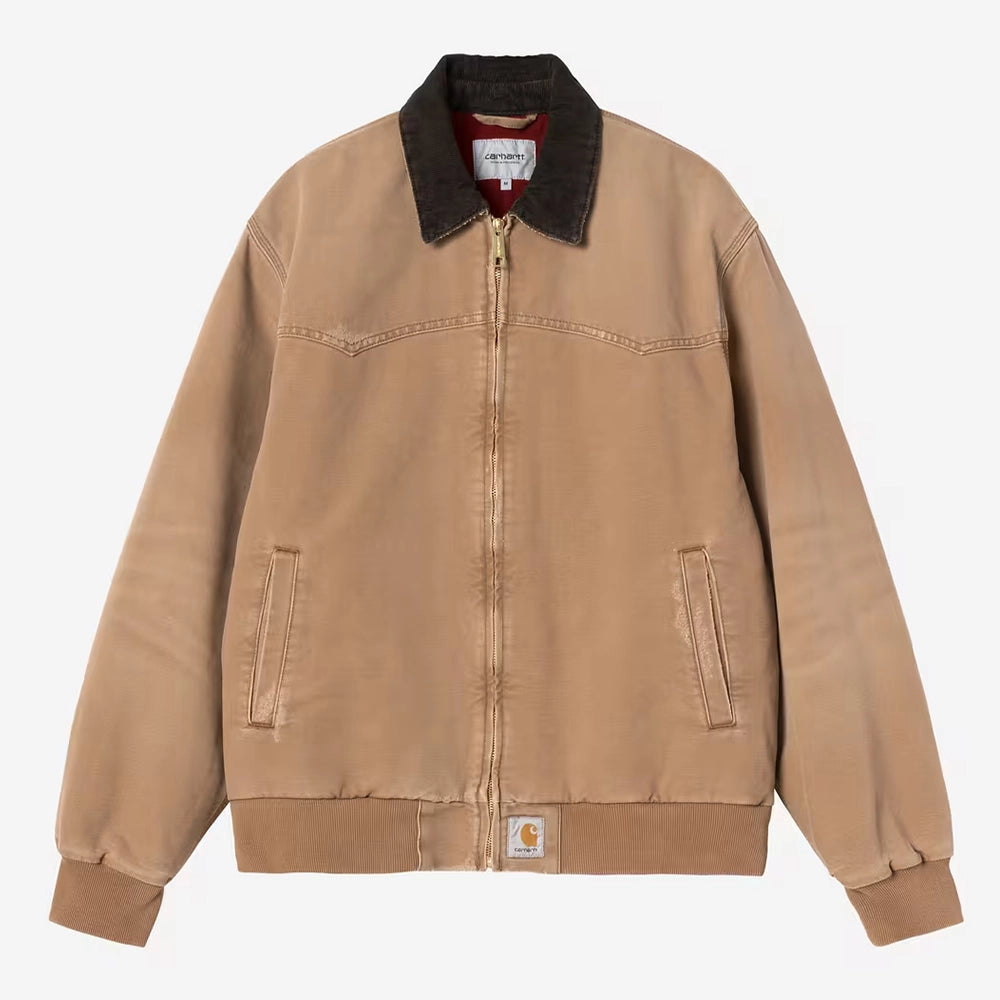 "Carhartt WIP OG Santa Fe Jacke in Hamilton Brown mit dunkelbraunem Cord-Kragen und dem quadratischen Carhartt Logo-Label am Saum bei Stickabush Berlin."