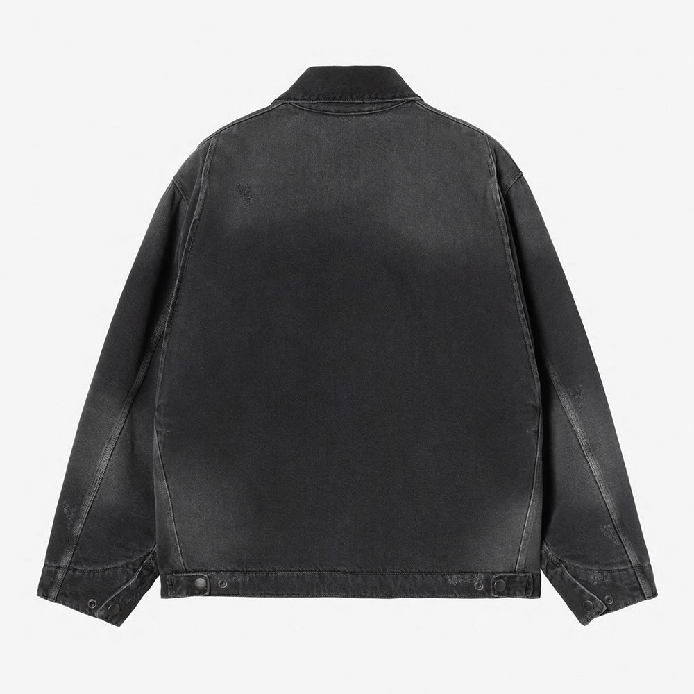 „Carhartt WIP OG Detroit Jacket in Schwarz, robuste Baumwolle im Used-Look, mit Frontzipper und Brusttasche.“