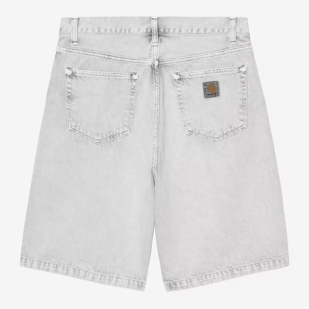 „Carhartt WIP Landon Short für Herren in Black Chalk Wash – verwaschene schwarze Jeans-Shorts im Loose Fit mit Carhartt Square-Label auf der Gesäßtasche bei Stickabush Berlin.“