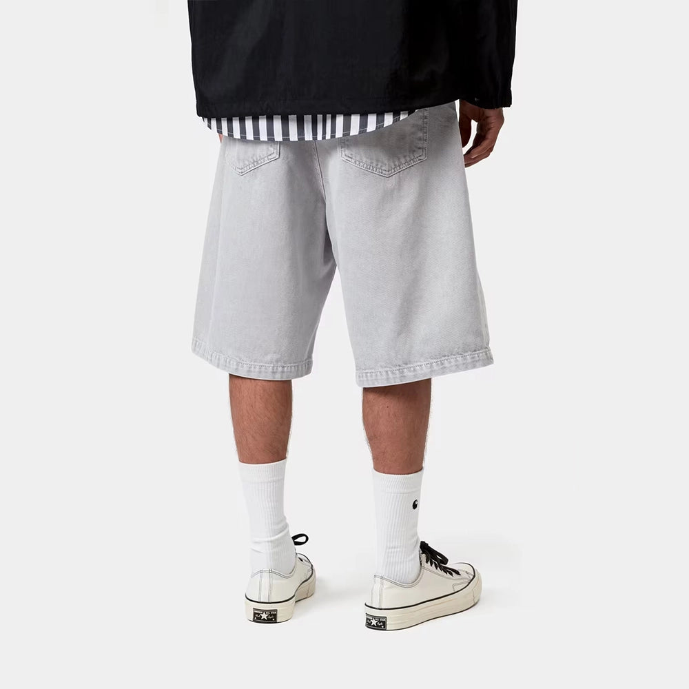 „Carhartt WIP Landon Short für Herren in Black Chalk Wash – verwaschene schwarze Jeans-Shorts im Loose Fit mit Carhartt Square-Label auf der Gesäßtasche bei Stickabush Berlin.“