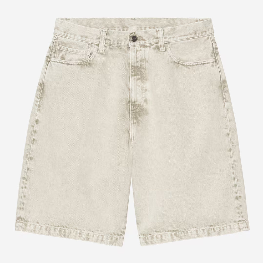 „Carhartt WIP Landon Short für Herren in Opuntia Chalk Wash – weit geschnittene Jeans-Shorts im Loose Fit aus salbeigrün verwaschenem Denim mit Logo-Patch bei Stickabush Berlin.“
