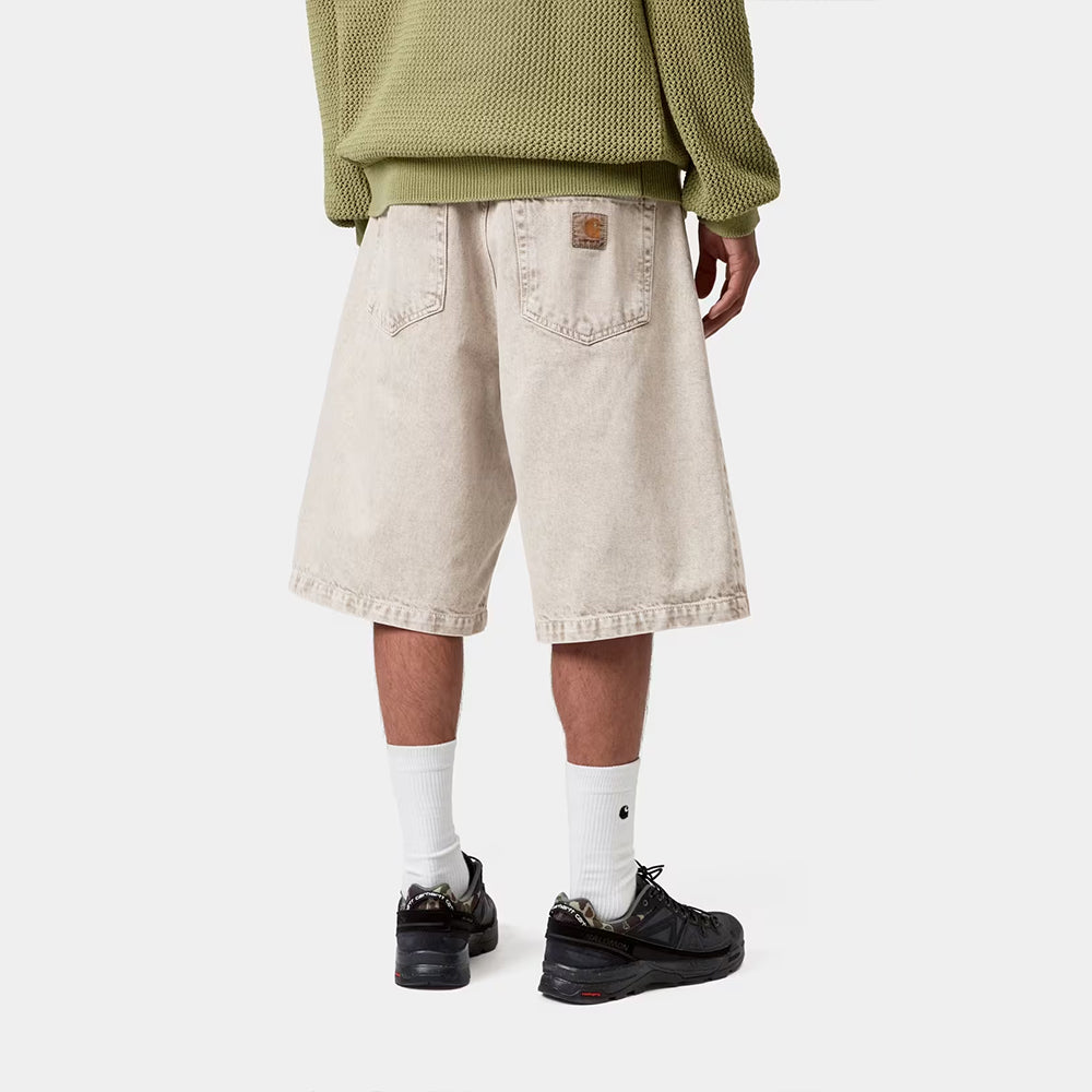 „Carhartt WIP Landon Short für Herren in Opuntia Chalk Wash – weit geschnittene Jeans-Shorts im Loose Fit aus salbeigrün verwaschenem Denim mit Logo-Patch bei Stickabush Berlin.“