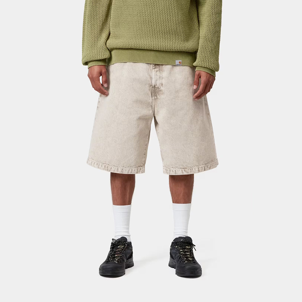 „Carhartt WIP Landon Short für Herren in Opuntia Chalk Wash – weit geschnittene Jeans-Shorts im Loose Fit aus salbeigrün verwaschenem Denim mit Logo-Patch bei Stickabush Berlin.“