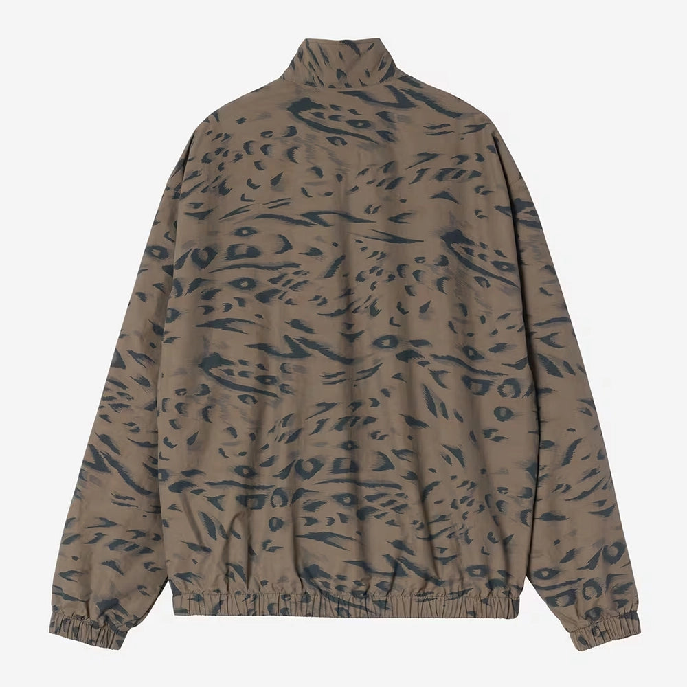 Carhartt WIP Travon Jacket in Duck Feather Print Cypress / Black – Rueckansicht der water repellent Übergangsjacke mit Graphic Embroidery.