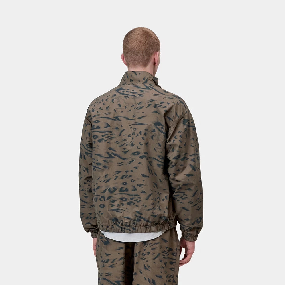 Carhartt WIP Travon Jacket in Duck Feather Print Cypress / Black – Rueckansicht am Model, der water repellent Übergangsjacke mit Graphic Embroidery.