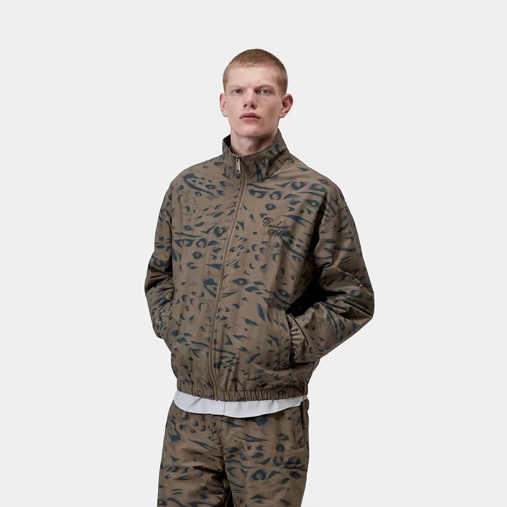 Carhartt WIP Travon Jacket in Duck Feather Print Cypress / Black – Vorderansicht am Model, der water repellent Übergangsjacke mit Graphic Embroidery.