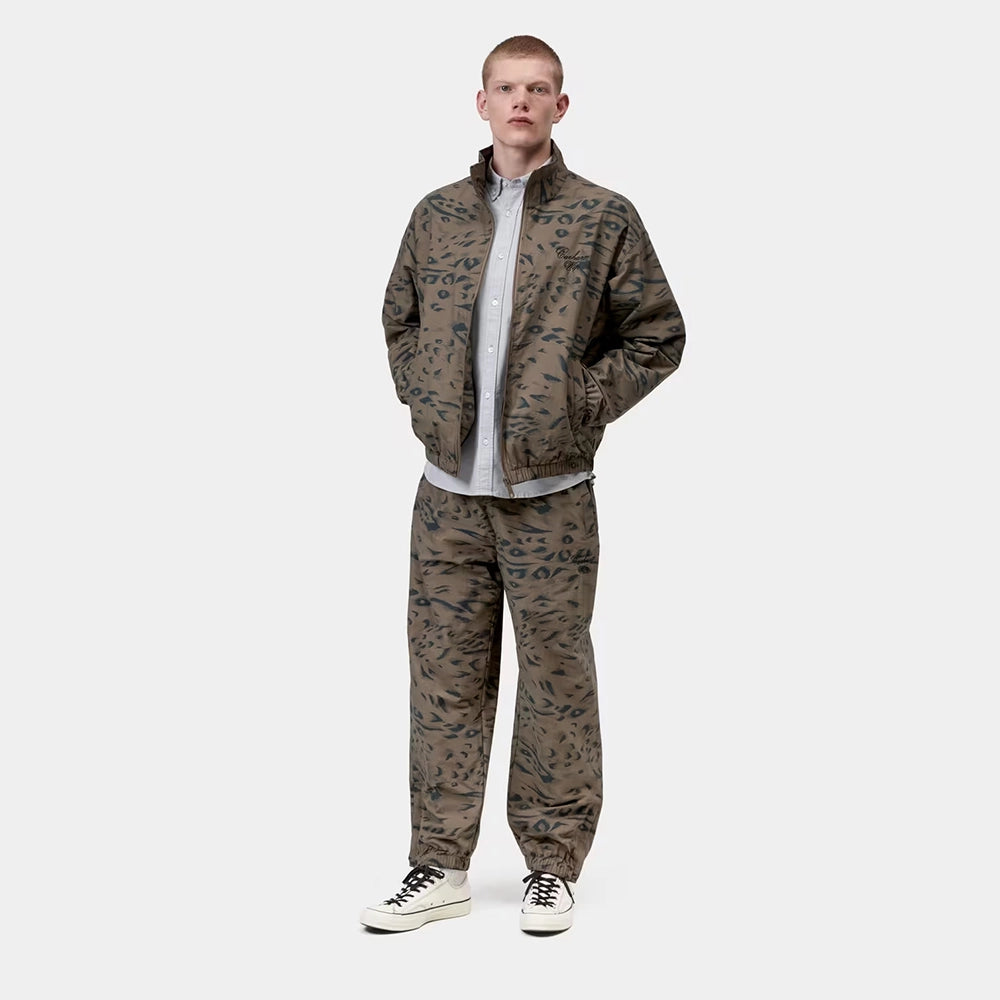 Carhartt WIP Travon Jacket in Duck Feather Print Cypress / Black – Vorderansicht, Outfit am Model, der water repellent Übergangsjacke mit Graphic Embroidery.