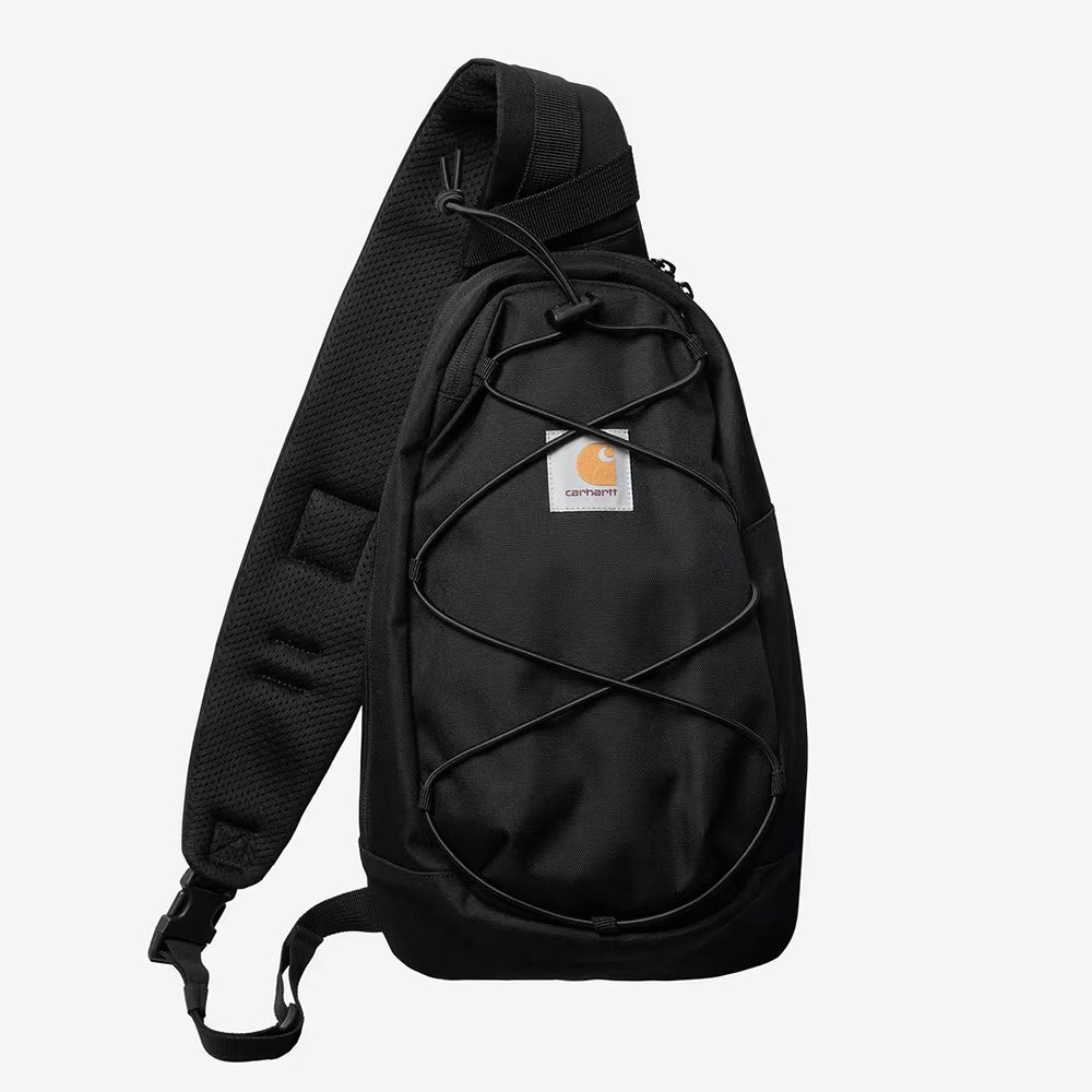 “Carhartt WIP Kyle Sling Bag in Schwarz, funktionale Crossbody-Tasche mit verstellbarem Riemen und quadratischem Logo-Label bei Stickabush Berlin.“ 