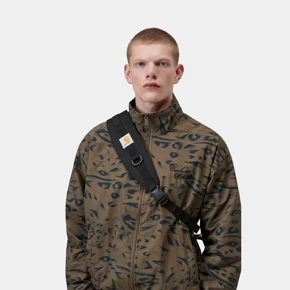 “Carhartt WIP Kyle Sling Bag in Schwarz, funktionale Crossbody-Tasche mit verstellbarem Riemen und quadratischem Logo-Label bei Stickabush Berlin.“ 