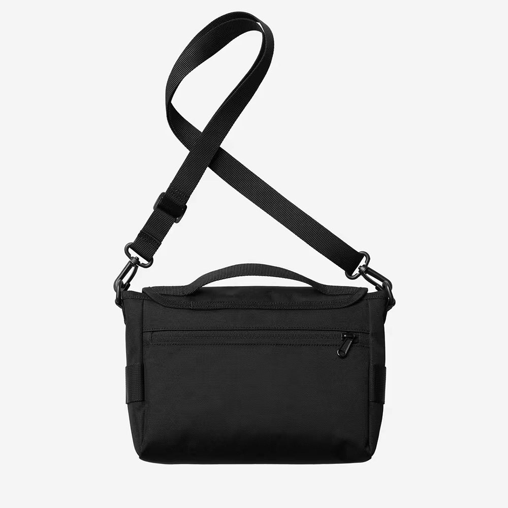“Carhartt WIP Kyle Shoulder Bag in Schwarz, funktionale Umhängetasche mit verstellbarem Schultergurt und quadratischem Logo-Label bei Stickabush Berlin.“ 