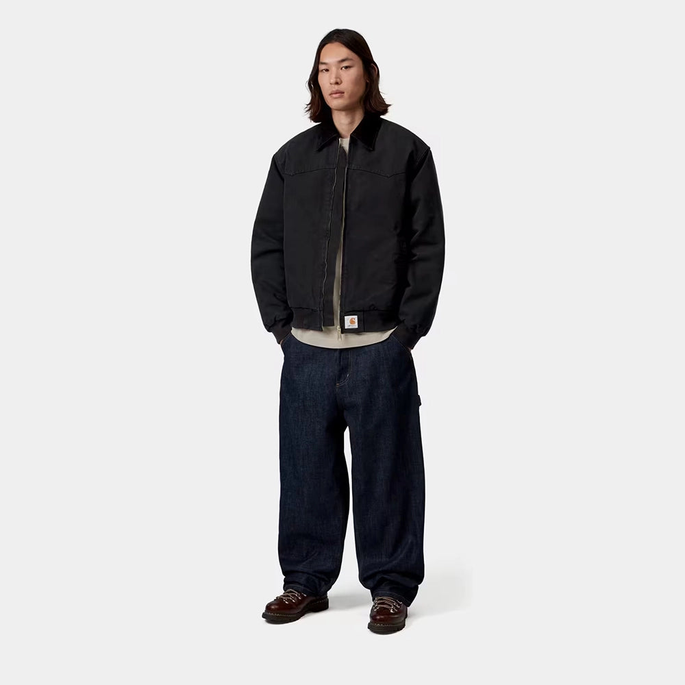 Carhartt WIP OG Santa Fe Jacket in Black / Black – Vorderansicht Outfit am Model der schwarzen Stone-Canvas-Workwear-Jacke mit farblich abgesetzten Cord-Details und Reißverschlusstasche.