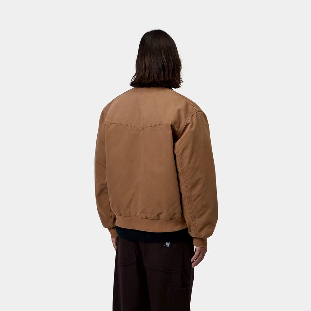 Carhartt WIP OG Santa Fe Jacket in WIP H Brown / Tobacco – Rueckansicht am Model der braunen Canvas-Workwear-Jacke mit Kontrast-Cordkragen und Reißverschluss.