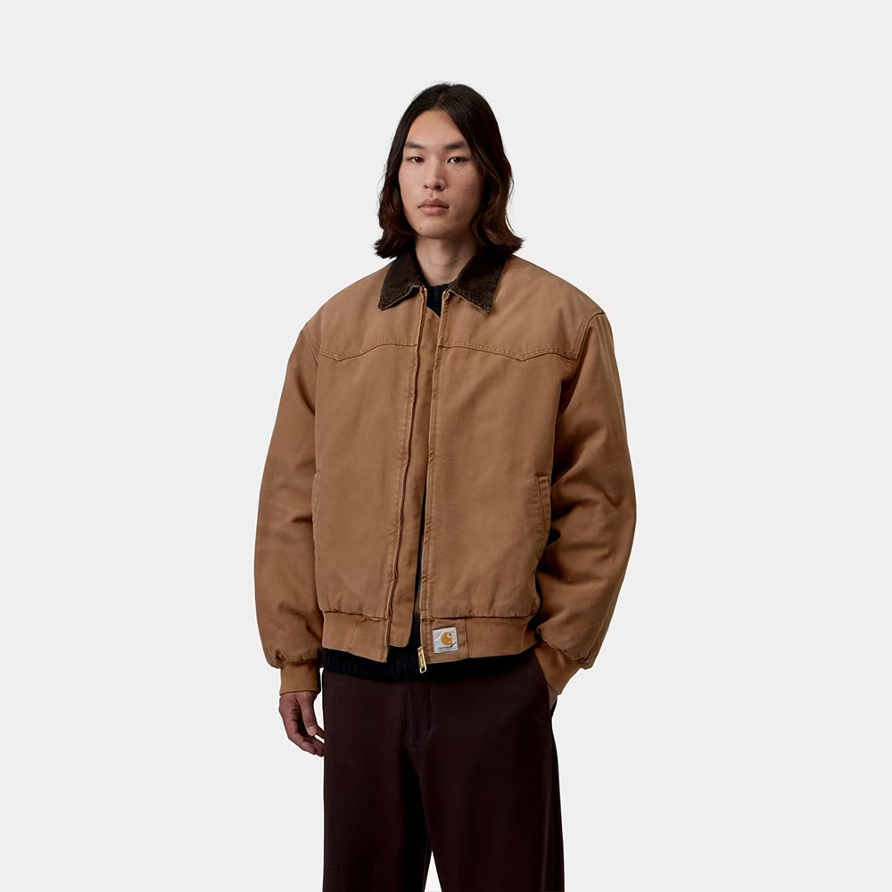 Carhartt WIP OG Santa Fe Jacket in WIP H Brown / Tobacco – Vorderansicht am Model der braunen Canvas-Workwear-Jacke mit Kontrast-Cordkragen und Reißverschluss.