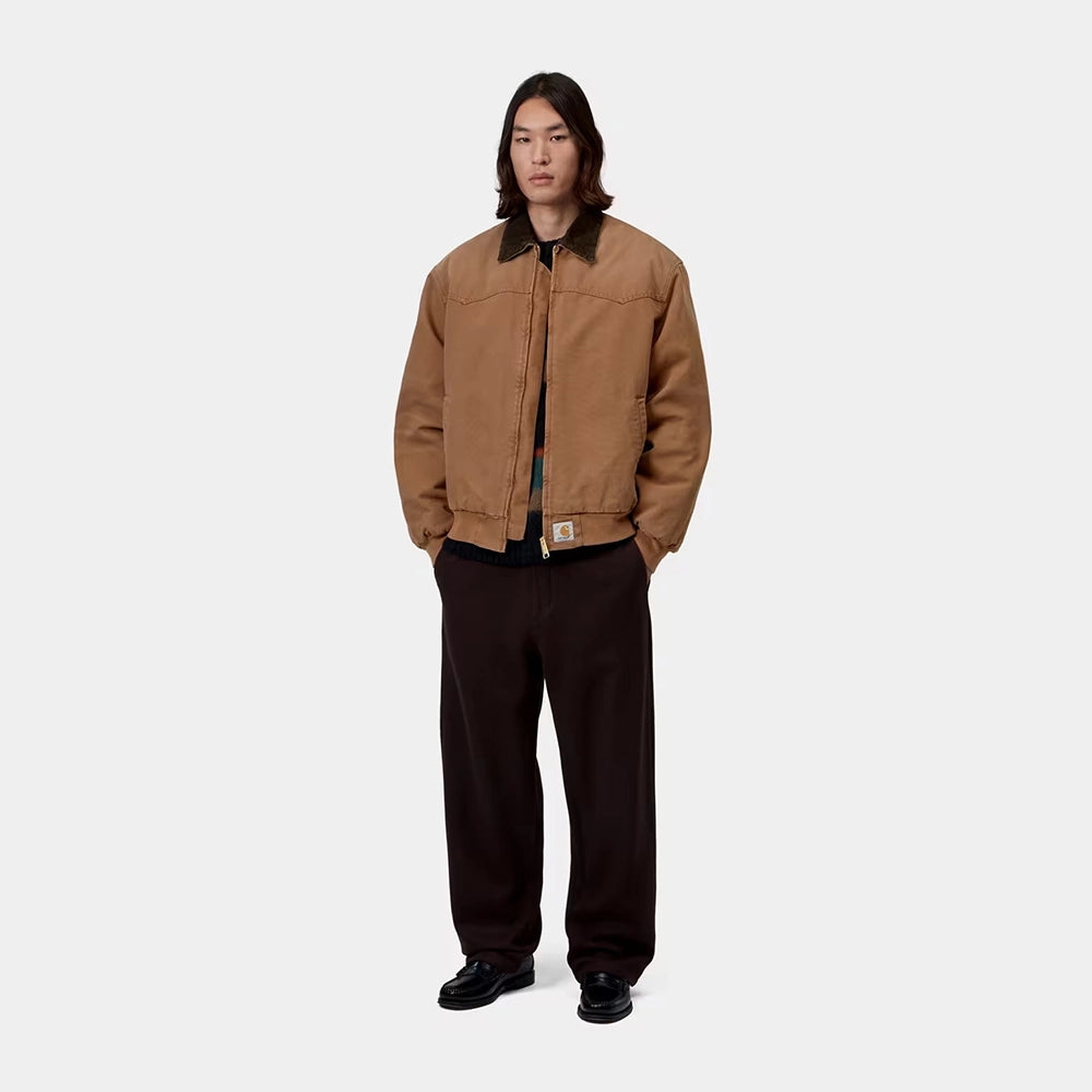 Carhartt WIP OG Santa Fe Jacket in WIP H Brown / Tobacco – Vorderansicht Outfit am Model der braunen Canvas-Workwear-Jacke mit Kontrast-Cordkragen und Reißverschluss.
