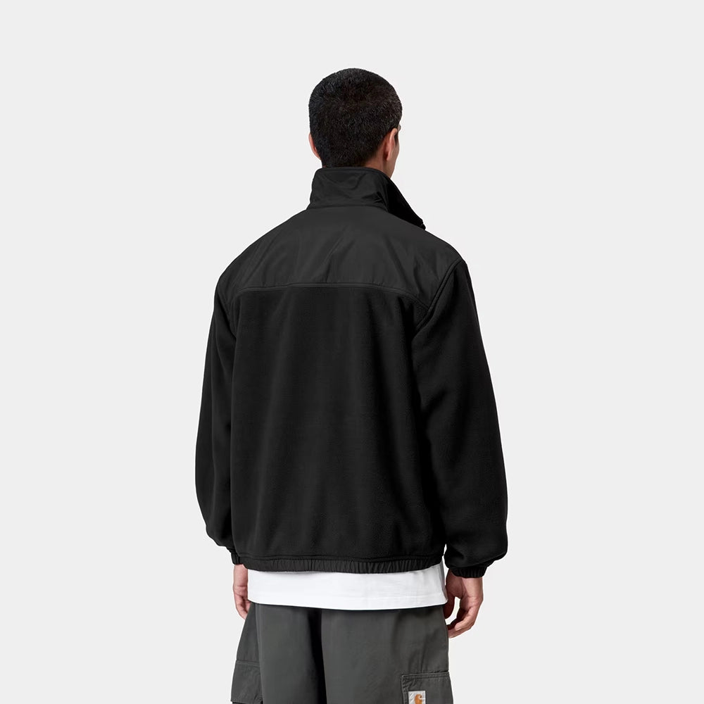 Carhartt WIP Edmore Jacket in Black / White – Rueckansicht Outfit am Model der schwarz-weißen Jacke mit Reißverschlusstaschen und grafischer Stickerei. 