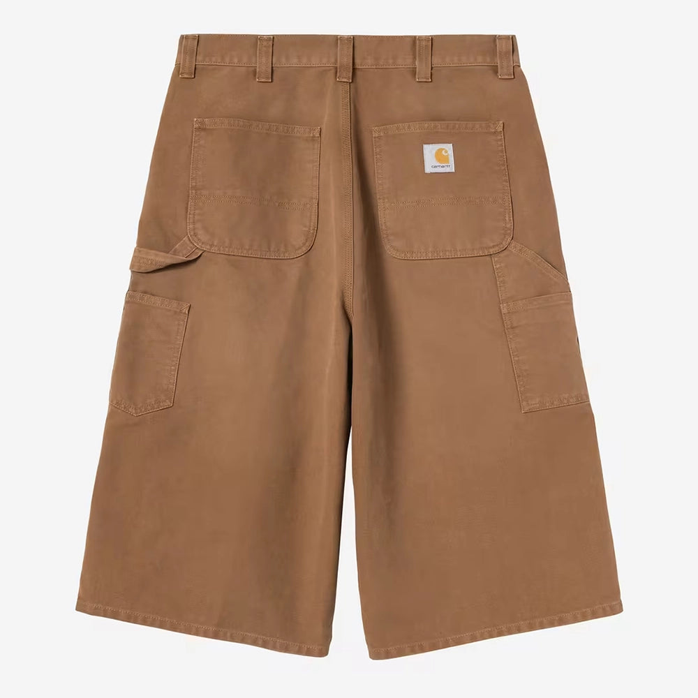 Carhartt WIP OG Single Knee Long Short in WIP H Brown – Rueckansicht der braunen Canvas-Workwear-Shorts mit Tool-Taschen und Hammerlasche.