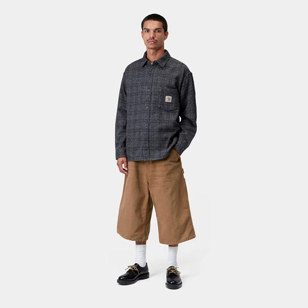 Carhartt WIP OG Single Knee Long Short in WIP H Brown – Vorderansicht Outfit am Model der braunen Canvas-Workwear-Shorts mit Tool-Taschen und Hammerlasche.