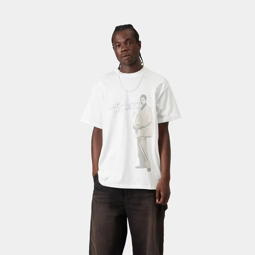 Carhartt WIP S/S Archive '95 T-Shirt in White – Vorderansicht am Model des weißen Heritage-T-Shirts mit Archiv-Print und Garment-Dyed-Waschung.