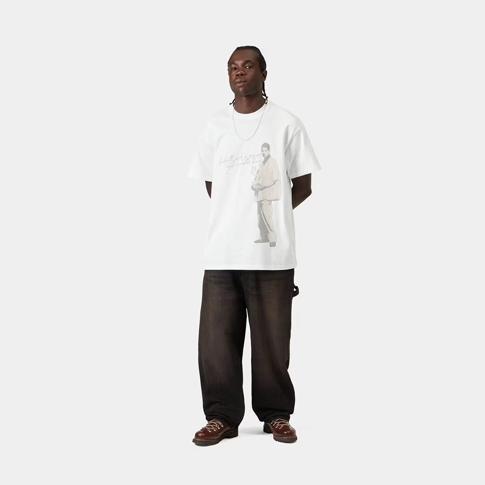 Carhartt WIP S/S Archive '95 T-Shirt in White – Vorderansicht Outfit am Model des weißen Heritage-T-Shirts mit Archiv-Print und Garment-Dyed-Waschung.