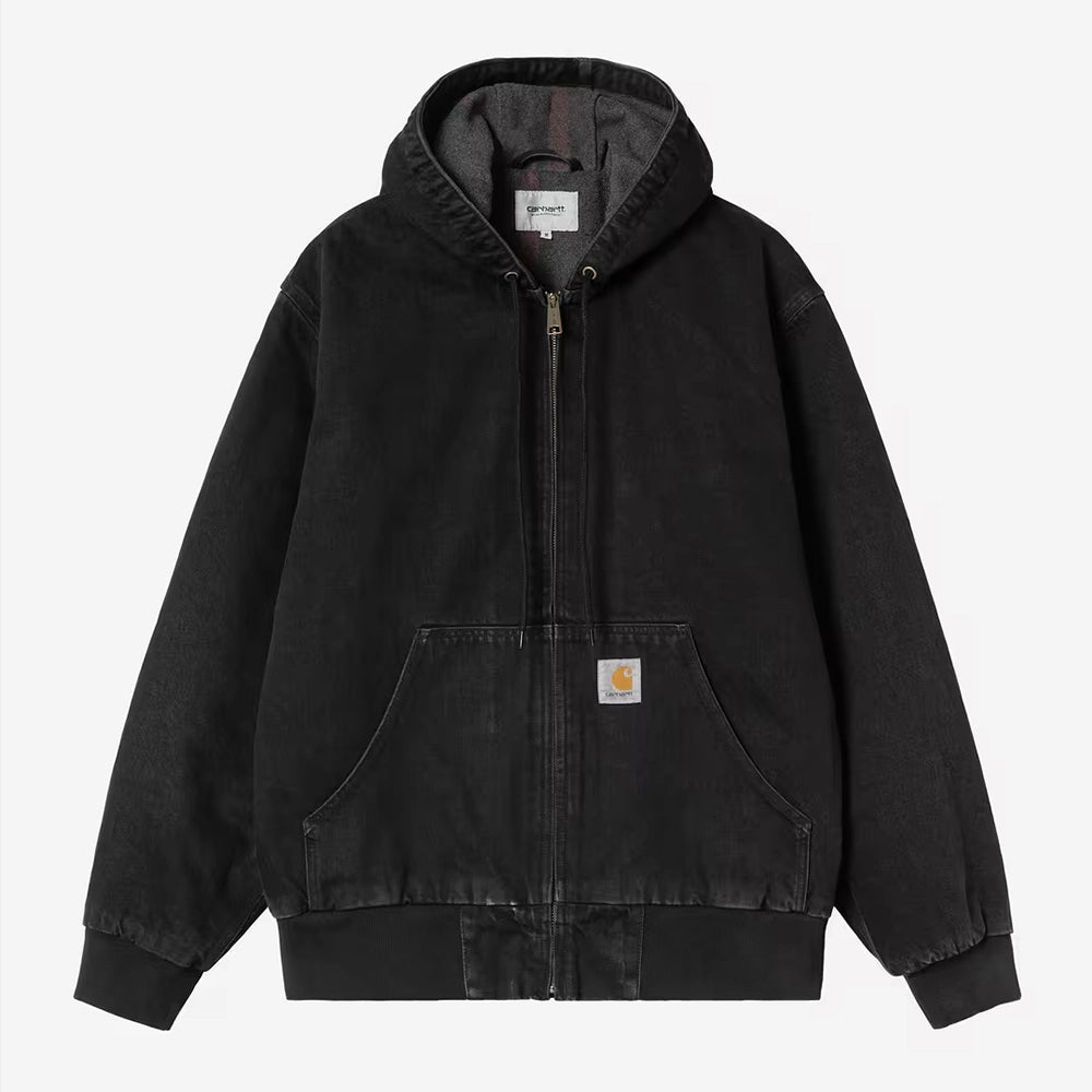 Carhartt WIP OG Active Jacket in Black (Stone Washed) – Vorderansicht der schwarzen Canvas-Workwear-Jacke mit Kapuze und Kängurutasche.
