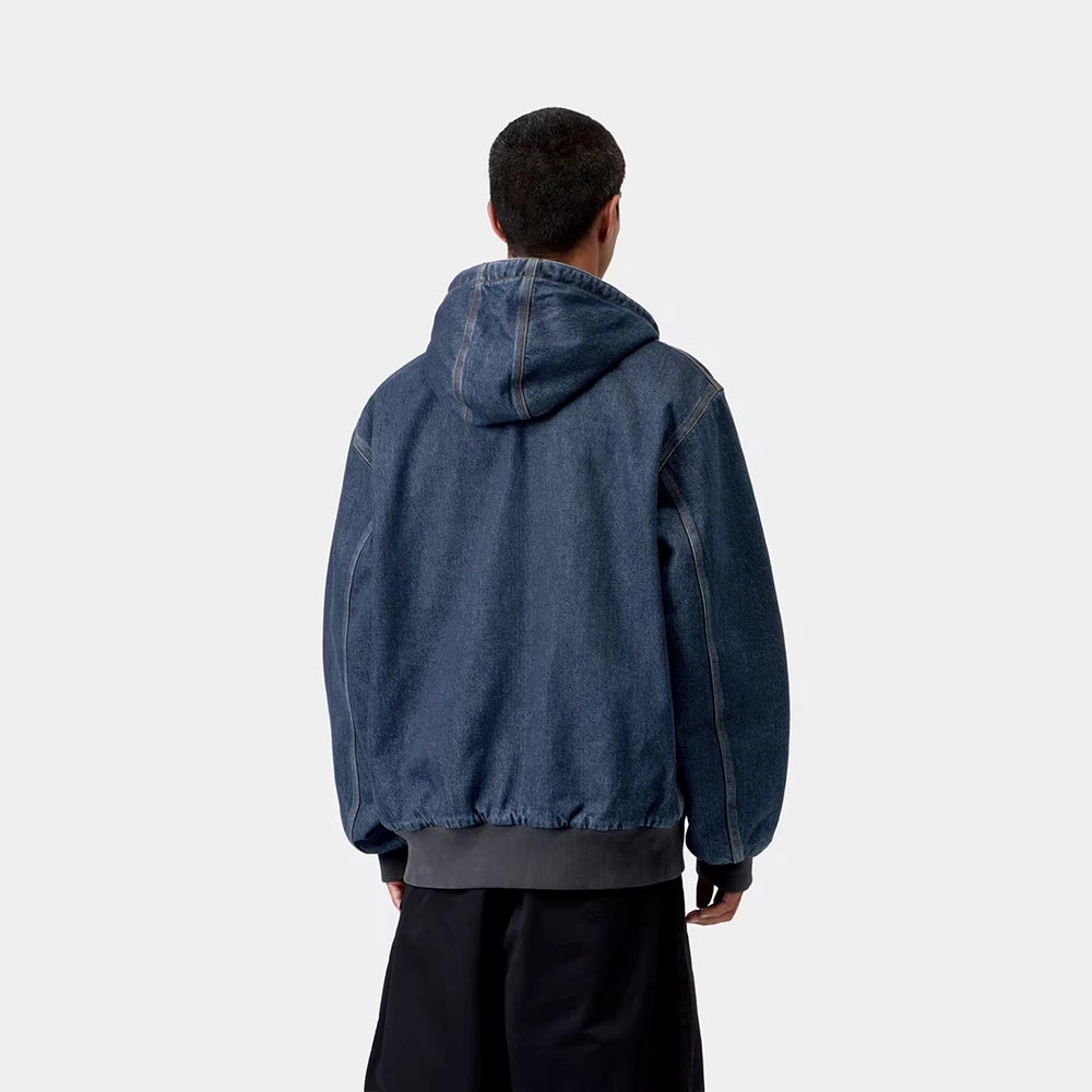 Carhartt WIP OG Active Jacket in Blue (Stone Washed) – Rueckansicht am Model der blauen Canvas-Workwear-Jacke mit Kapuze und Kängurutasche.